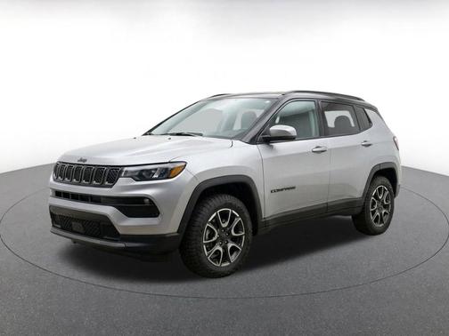 Silver Zynith Metallic Clearcoat 2025 Jeep Compass Trailhawk