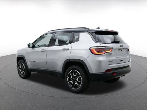 Silver Zynith Metallic Clearcoat 2025 Jeep Compass Trailhawk