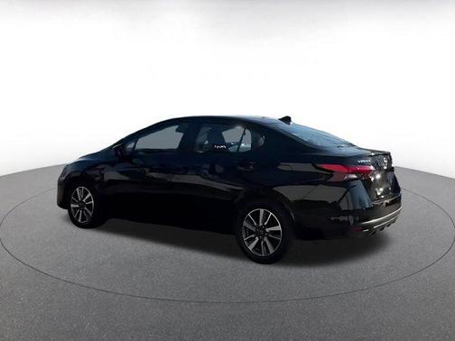 Super Black 2025 Nissan Versa 1.6 SV