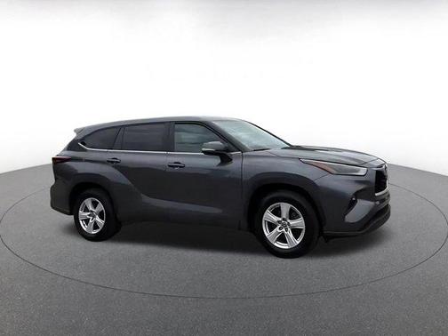 Magnetic Gray Metallic 2025 Toyota Highlander LE