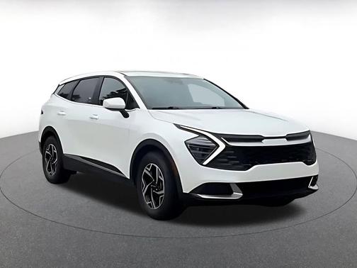 Snow White Pearl 2025 Kia Sportage LX