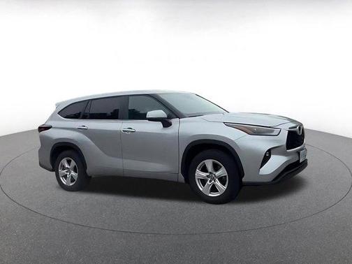 Celestial Silver Metallic 2025 Toyota Highlander LE