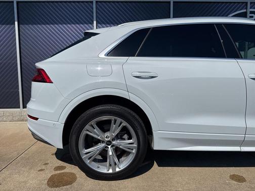 Glacier White Metallic 2023 Audi Q8 55 Premium