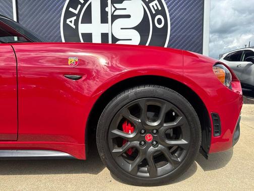 Hypnotique Red 2018 FIAT 124 Spider Base