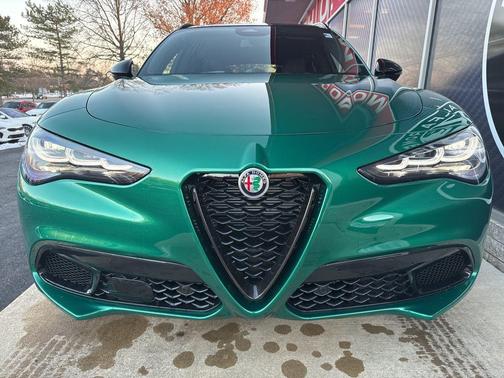 Verde Fangio Metallic 2025 Alfa Romeo Stelvio Sprint AWD
