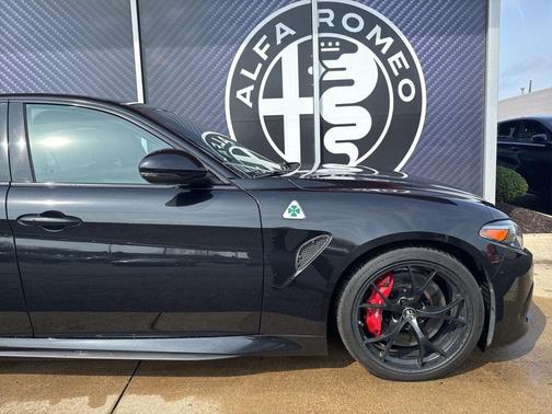 Vulcano Black Metallic 2018 Alfa Romeo Giulia Quadrifoglio