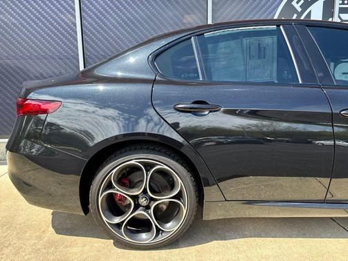 Vulcano Black Metallic 2022 Alfa Romeo Giulia Veloce