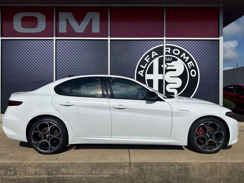 Alfa White 2023 Alfa Romeo Giulia Veloce AWD