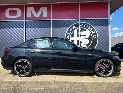 Vulcano Black Metallic 2023 Alfa Romeo Giulia Veloce AWD