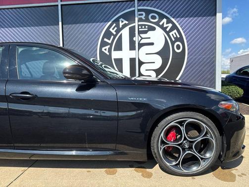 Vulcano Black Metallic 2023 Alfa Romeo Giulia Veloce AWD