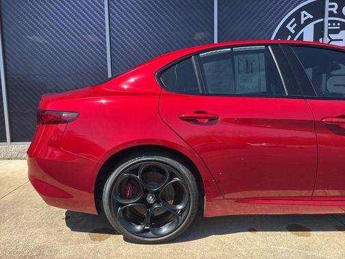 Rosso Etna 2023 Alfa Romeo Giulia Veloce AWD