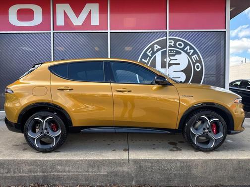 Giallo Ocra 2026 Alfa Romeo Tonale Veloce AWD