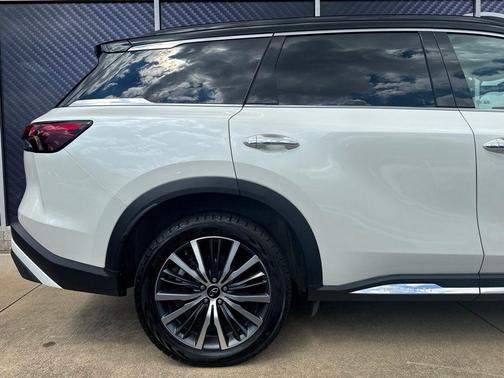 Majestic White/Black Obsidian 2023 INFINITI QX60 AUTOGRAPH
