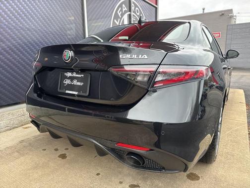 Vulcano Black Metallic 2026 Alfa Romeo Giulia Base
