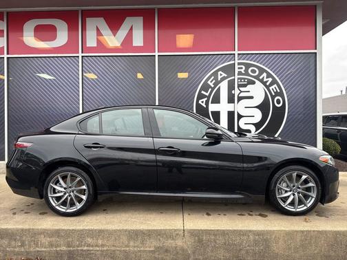 Vulcano Black Metallic 2026 Alfa Romeo Giulia Base