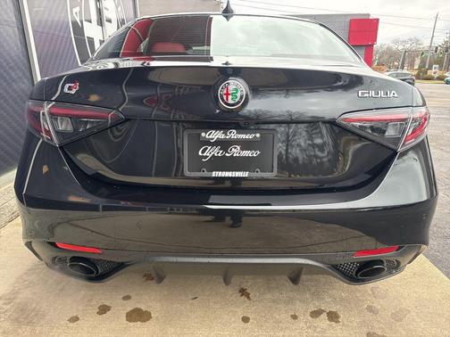 Vulcano Black Metallic 2026 Alfa Romeo Giulia Base