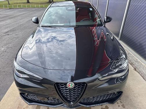 Vulcano Black Metallic 2026 Alfa Romeo Giulia Base