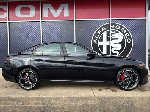 Vulcano Black Metallic 2026 Alfa Romeo Giulia Base