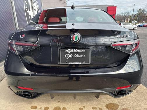 Vulcano Black Metallic 2026 Alfa Romeo Giulia Base