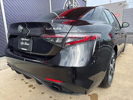 Vulcano Black Metallic 2026 Alfa Romeo Giulia Base