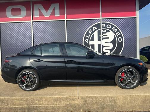 Vulcano Black Metallic 2026 Alfa Romeo Giulia Base