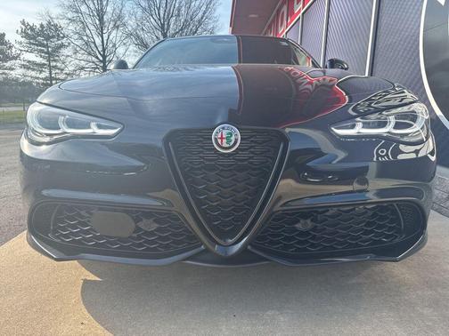 Vulcano Black Metallic 2026 Alfa Romeo Giulia Base
