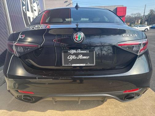 Vulcano Black Metallic 2026 Alfa Romeo Giulia Base