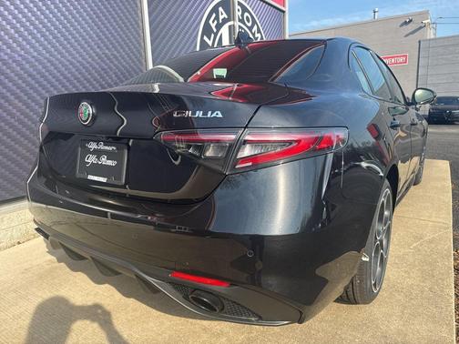 Vulcano Black Metallic 2026 Alfa Romeo Giulia Base