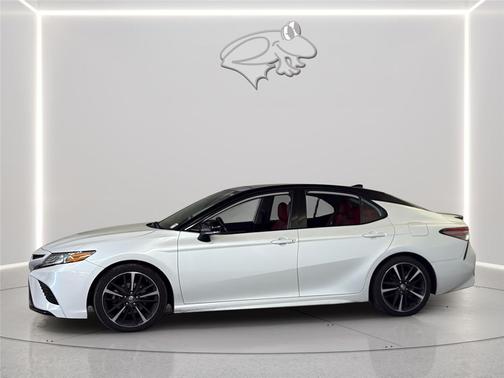 Wind Chill Pearl/Midnight Black Metallic 2019 Toyota Camry XSE
