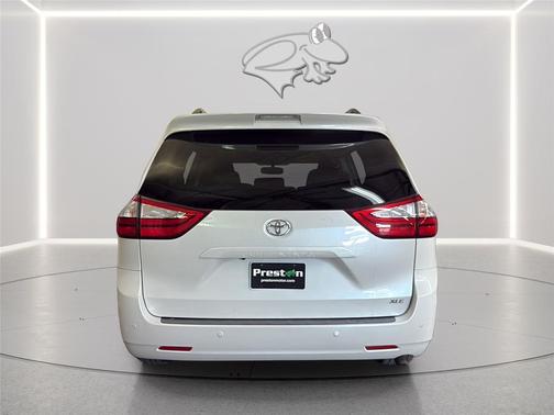 Blizzard Pearl 2016 Toyota Sienna XLE