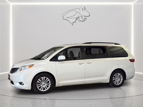 Blizzard Pearl 2016 Toyota Sienna XLE