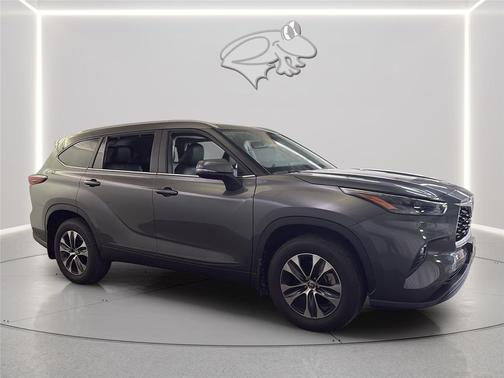 Magnetic Gray Metallic 2025 Toyota Highlander XLE