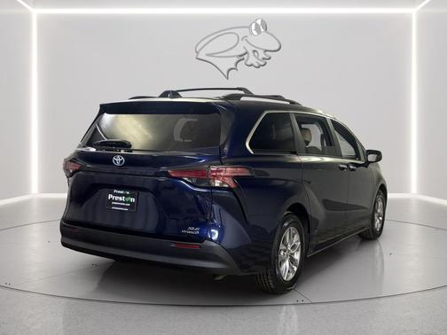2022 Toyota Sienna XLE