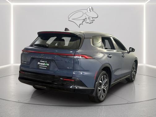 2025 Toyota Crown Signia XLE