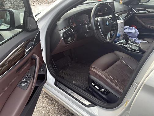 Mineral White Metallic 2021 BMW 540 540i