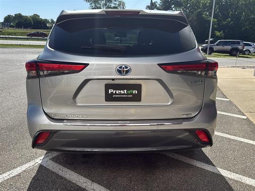Celestial Silver Metallic 2022 Toyota Highlander Hybrid Limited