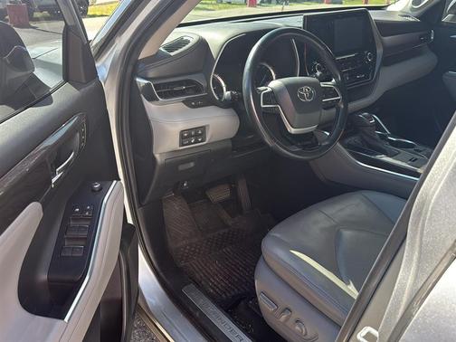 Celestial Silver Metallic 2022 Toyota Highlander Hybrid Limited