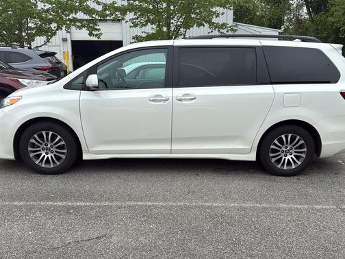 Blizzard Pearl 2018 Toyota Sienna XLE