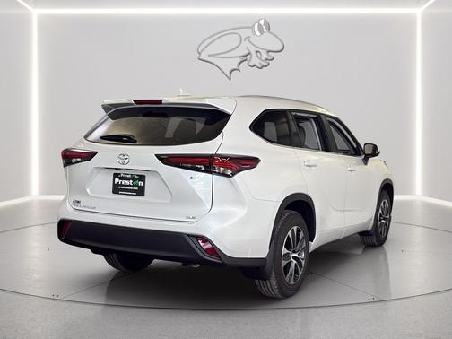 Wind Chill Pearl 2026 Toyota Highlander Hybrid XLE