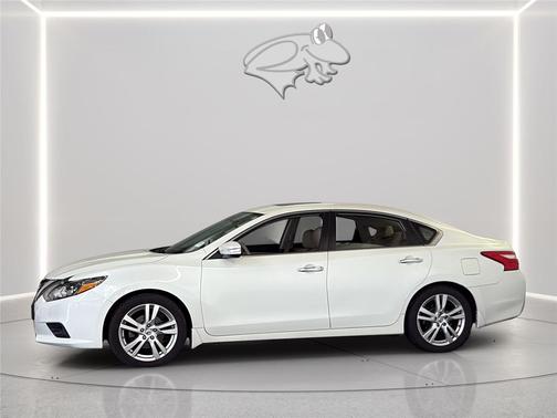 Pearl White 2016 Nissan Altima 3.5 SL