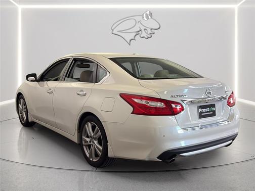 Pearl White 2016 Nissan Altima 3.5 SL
