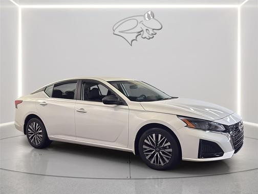 Pearl White Tricoat 2024 Nissan Altima 2.5 SV