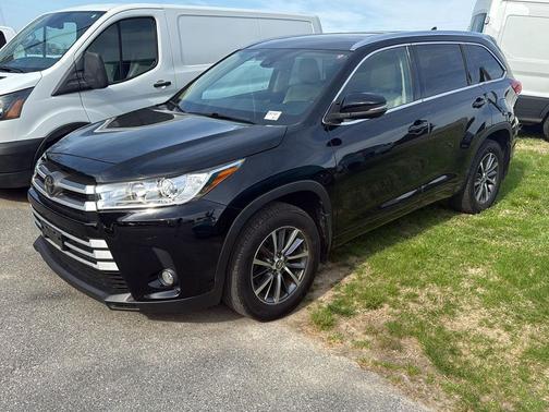 Midnight Black Metallic 2017 Toyota Highlander XLE
