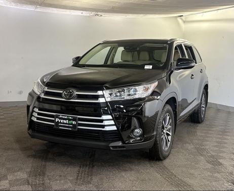 Midnight Black Metallic 2017 Toyota Highlander XLE