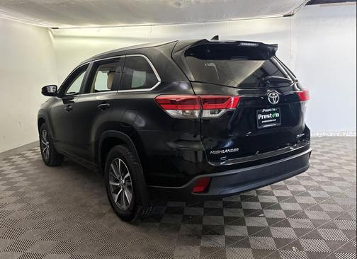 Midnight Black Metallic 2017 Toyota Highlander XLE
