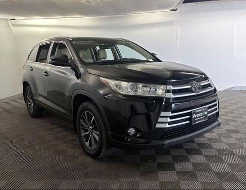 Midnight Black Metallic 2017 Toyota Highlander XLE