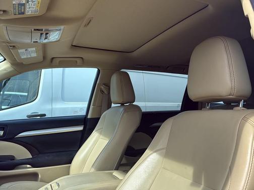 Midnight Black Metallic 2017 Toyota Highlander XLE