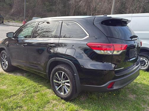 Midnight Black Metallic 2017 Toyota Highlander XLE