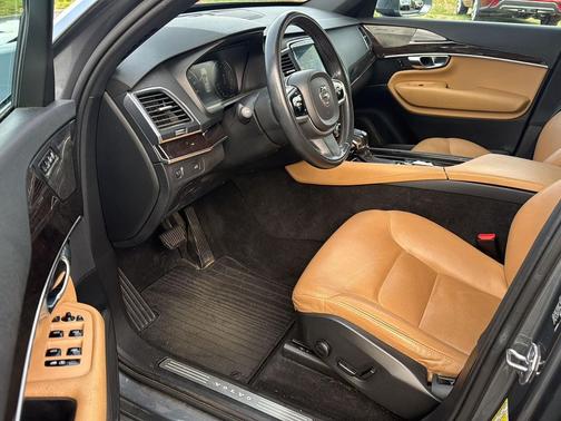 2019 Volvo XC90 T6 Momentum