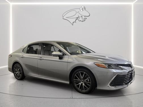 2022 Toyota Camry Hybrid XLE